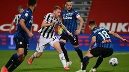 Penyerang Juventus, Dejan Kulusevski (tengah) bersaing dengan gelandang Atalanta, Ruslan Malinovskiy pada final Coppa Italia 2021 di Stadion Mapei - Citta del Tricolore, Kamis (20/5/2021) dinihari WIB. Juventus menjadi juara Coppa Italia 2020-2021 setelah mengalahkan Atalanta 2-1 (MIGUEL MEDINA/AFP)