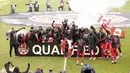 Para pemain Kanada merayakan kemenangan mereka setelah mengalahkan Jamaika pada pertandingan Kualifikasi Piala Dunia 2022 Zona CONCACAF di Venue BMO Field, Senin (28/3/2022) dini hari WIB. Kanada lolos ke Piala Dunia 2022 usai melibas Jamaika 4-0. (Nathan Denette/The Canadian Press via AP)