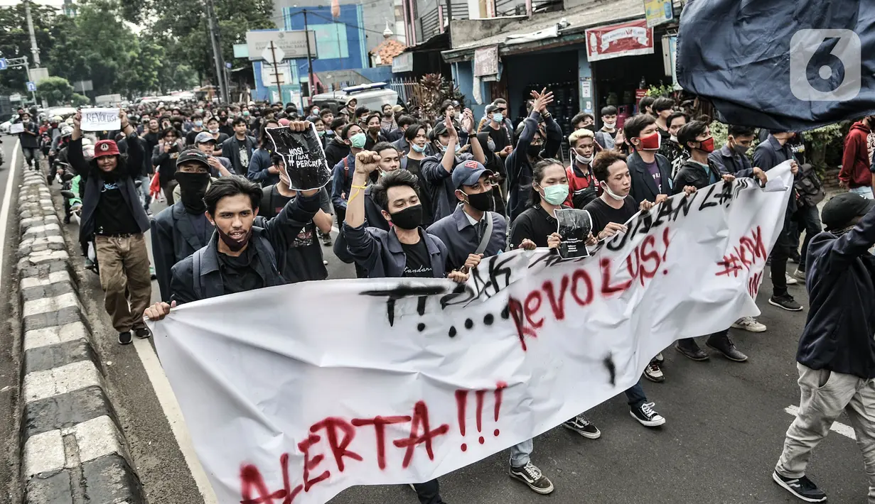 Mahasiswa Universitas Indraprasta atau Unindra menggelar longmarch menolak UU Cipta Kerja di Jalan TB Simatupang, Jakarta, Rabu (7/10/2020). Sekitar 200 mahasiswa Unindra longmarch sebagai bentuk kekecewaan atas pemerintah dan DPR yang telah mengesahkan UU Cipta Kerja. (merdeka.com/Iqbal S. Nugroho)