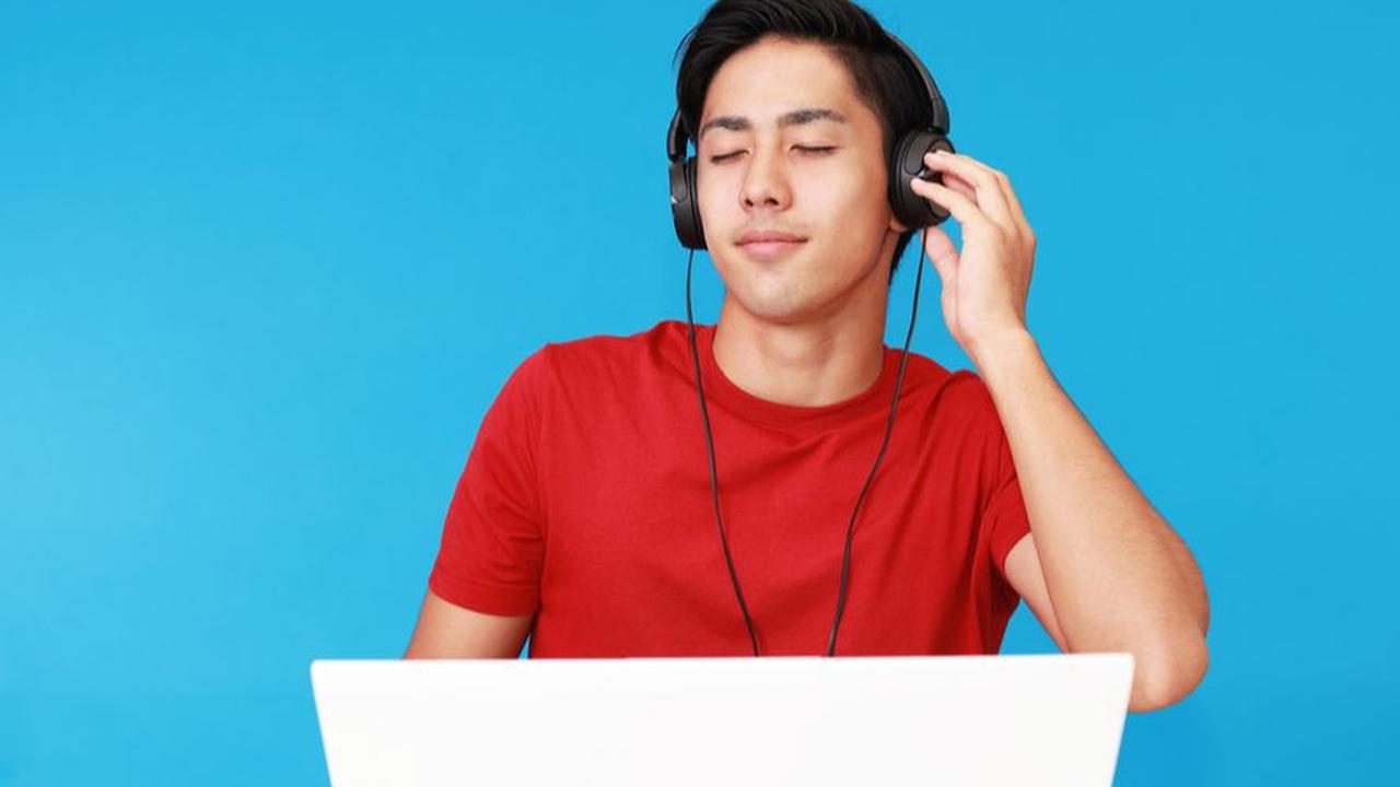 Mendengarkan Musik Terlalu Kencang<br>