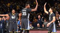 Kevin Durant tampil gemilang mengantar Golden State Warriors menang telak  135-95 atas Portland Trail Blazers, di Oracle Arena, Minggu (18/12/2016). (Bola.com/Twitter/Golden State Warriors)