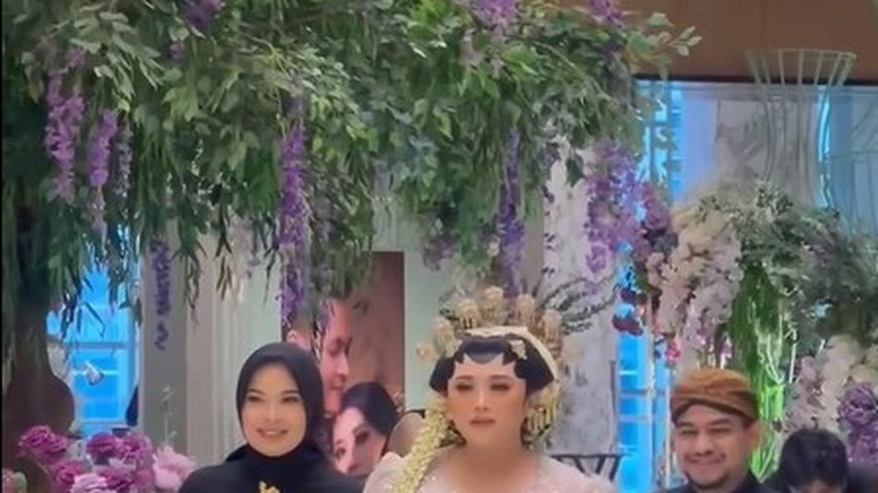 Fadil membagikan video di mana ia bersama teman-teman Clarissa lainnya menuntun sang mempelai wanita menuju tempat akad nikah.