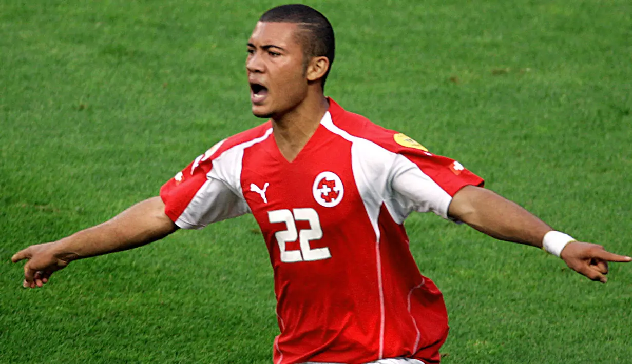 Johan Vonlanthen yang telah pensiun pada 2018, menjadi pencetak gol termuda Timnas Swiss di ajang Euro. Dalam usia 18 tahun, 4 bulan dan 20 hari ia mampu mencetak gol ke gawang Prancis pada matchday ketiga Grup B Euro 2004 (21/6/2004) yang berakhir dengan kekalahan 1-3. Selain Euro 2004, ia juga menjadi bagian Timnas Swiss pada Euro 2008. Ia mengoleksi total 5 caps dalam dua edisi Euro dengan torehan satu gol. (AFP/Janek Skarzynski)