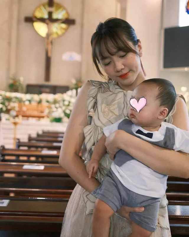 6 Potret Jonatan Christie dan Shanju dampingi Jayden baptis bayi, doakan anak dalam iman yang kuat