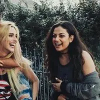 Di sekitar teman-temannya, tiga zodiak ini selalu bisa bikin fun suasana. (Sumber foto: yourtango.com)