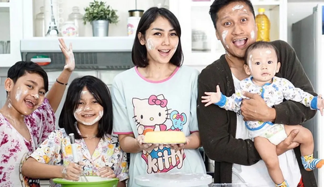 Pada lebaran tahun ini, Arie Untung dan Fenita Arie akan merayakan di kampung halaman. Menurut Fenita, lebaran di Jakarta akan sepi. Pasangan ini lebih memilih lebaran di kampung bersama keluarga besarnya.(Instagram/fenitarie)