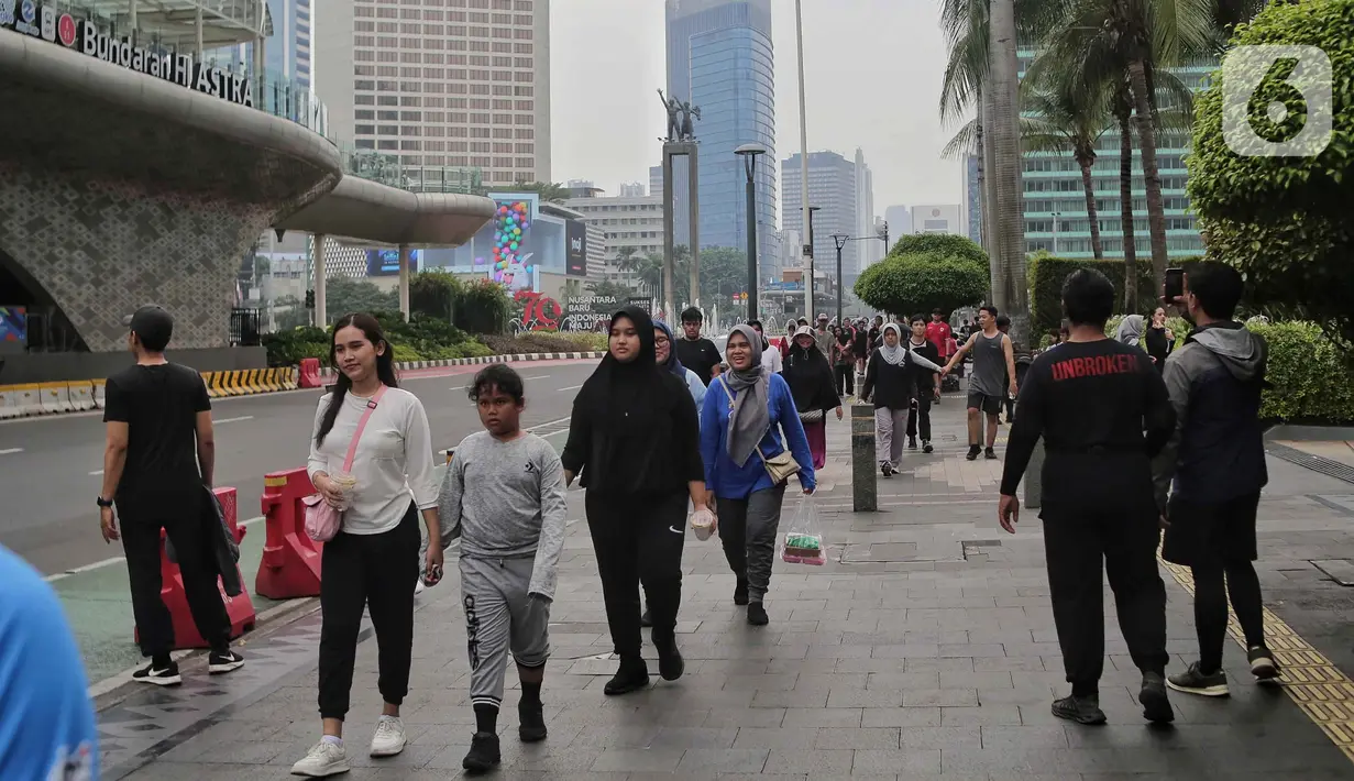 Meski pelaksanaan Hari Bebas Kendaraan Bermotor (HBKB) atau Car Free Day (CFD) di Jakarta ditiadakan namun beberapa warga mengisi akhir pekan dengan berolahraga di kawasan sekitar Bundaran Hotel Indonesia (HI) Jakarta. (Liputan6.com/Angga Yuniar)