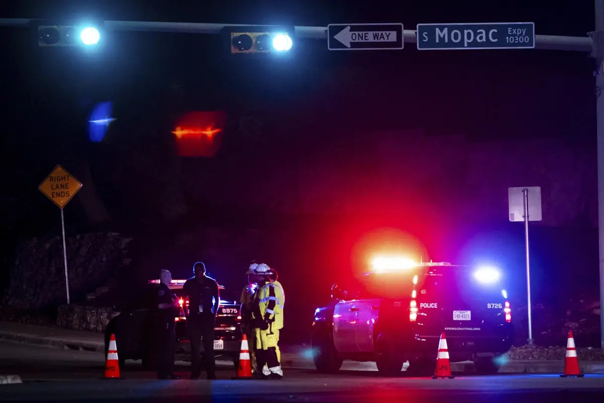 Petugas Polisi Austin menutup La Crosse Avenue dekat Mopac Expressway di Austin, Texas, area dekat lokasi penembakan pada Selasa malam, 5 Desember 2023.(Austin American-Statesman Via AP)