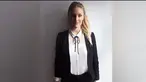 Wanita ini, memesan pakaian dalam jumlah yang banyak dengan model yang sama yakni hem putih dengan tali pita di bagian kerah, celana hitam polos dan juga blazer berwarna hitam.