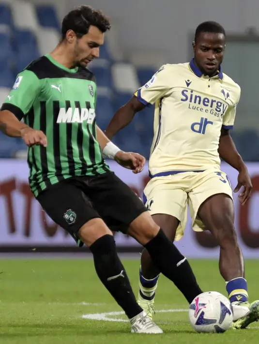 <p>Penyerang Hellas Verona Yayah Kallon berebut bola dengan bek Sassuolo Kaan Ayhan pada pekan ke-11 Liga Italia di MAPEI Stadium - Citt&agrave; del Tricolore, Selasa (25/10/2022). Sassuolo mampu mengalahkan Hellas Verona dengan skor 2-1. (Michele Nucci/LaPresse via AP)</p>