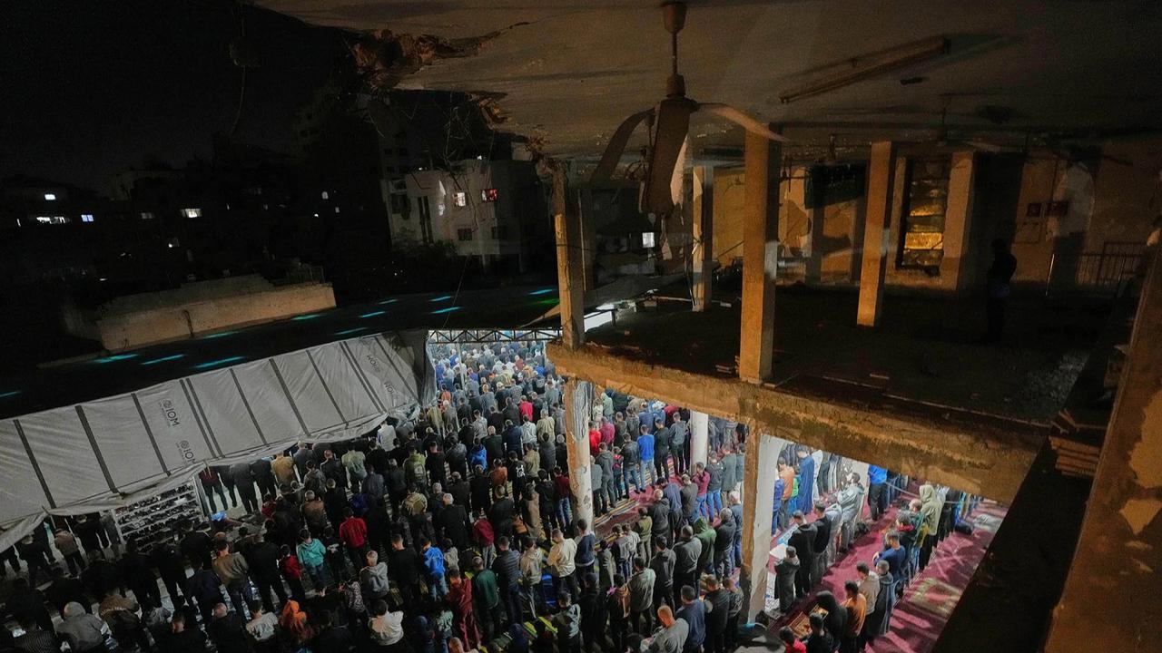 FOTO: Warga Gaza Sambut Ramadan dengan Tarawih di Masjid Terdampak Perang