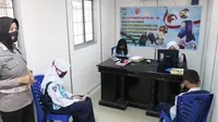 Ruangan belajar dengan fasilitas internet gratis di Ditlantas Polda Sulteng. tampak 4 pelajar SMP Kota Palu sudah menggunakan ruangan untuk membantu belajar di masa Pandemi itu. (Foto: Bid. Humas Polda Sulteng).