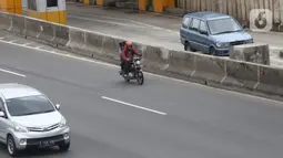 Sepeda motor melintasi Tol Karang Tengah, Tangerang, Banten, Kamis (2/1/2020). Pengendara sepeda motor masih diperbolehkan melintasi tol untuk menghindari ruas jalan yang terendam banjir di beberapa wilayah Jabodetabek. (Liputan6.com/Angga Yuniar)