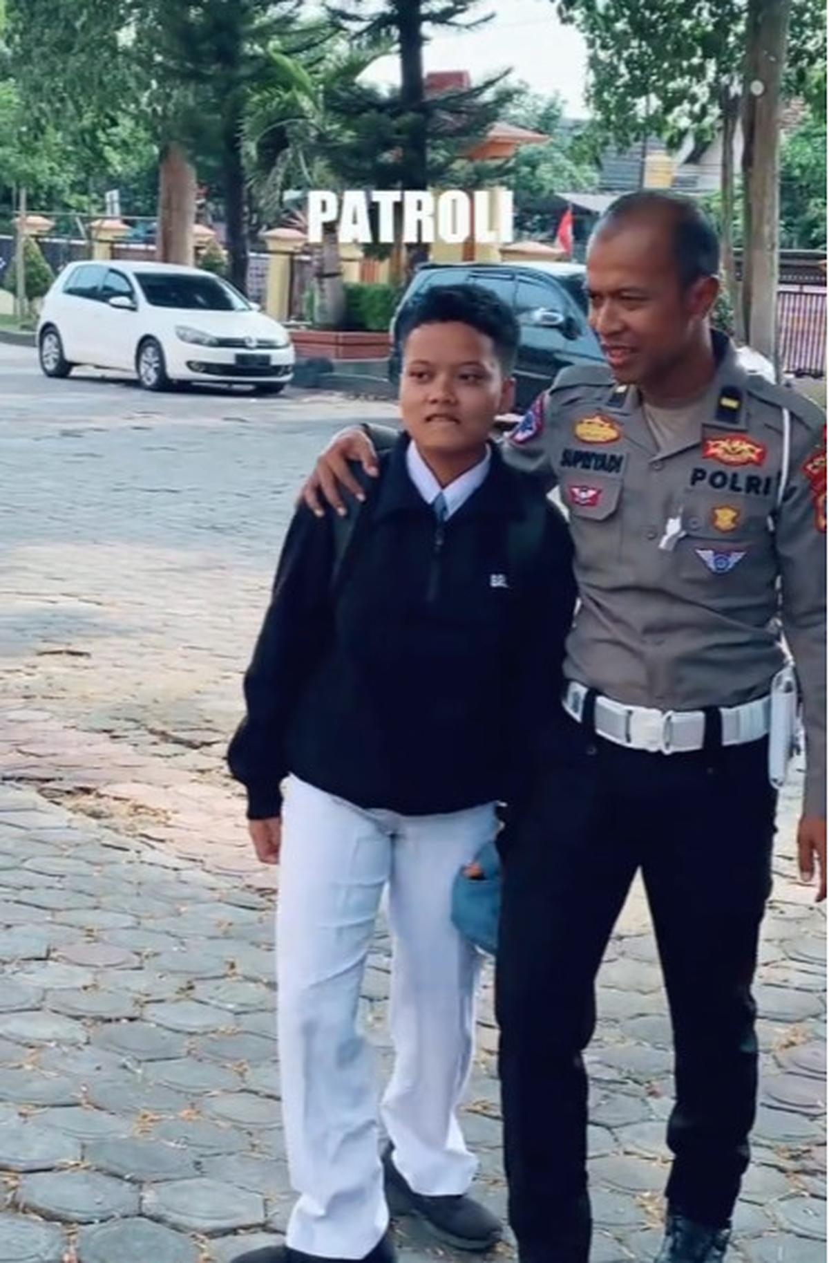 Momen Bocah Minta Tolong Antarkan Les ke Polisi, Alasannya Bikin Haru