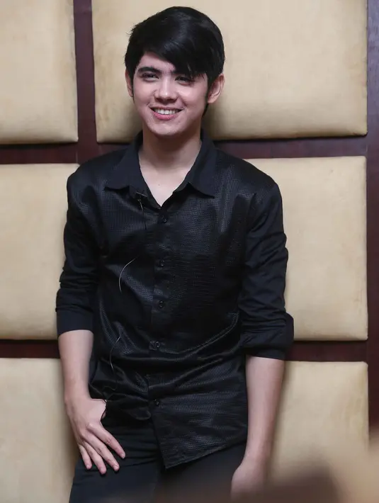 "Persiapan sudah 70% lah. Mungkin nanti ada sekitar 10 lagu yang dibawakan. Kita akan memperlihatkan segi musiknya, dari kualitas musik," ujar lelaki 19 tahun ini.(Nurwahyunan/Bintang.com)