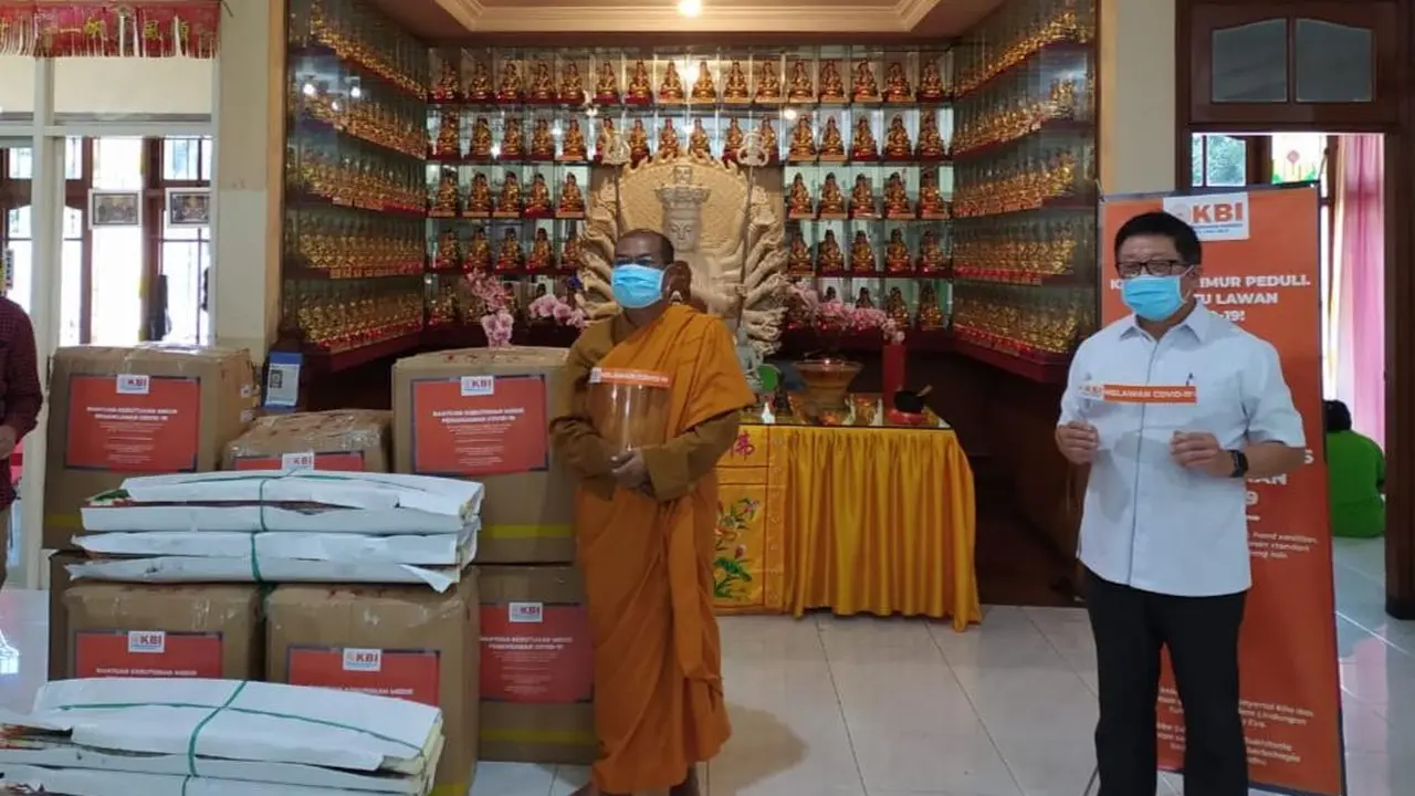 Gugus Tugas Banyuwangi terima bantuan APD dari umat Buddha.
