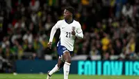 Aksi Kobbie Mainoo melakoni debutnya di Timnas Inggris saat berhadapan dengan Brasil pada laga uji coba di Stadion Wembley, Minggu (24/3/2024) dini hari WIB. (Dok. Bola.com/Twitter England)