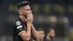 Pemain AC Milan Olivier Giroud sedih setelah pertandingan sepak bola leg kedua semifinal Liga Champions antara Inter Milan dan AC Milan di Stadion San Siro, Milan, Italia, Selasa (16/5/2023). (AP Photo/Antonio Calanni)