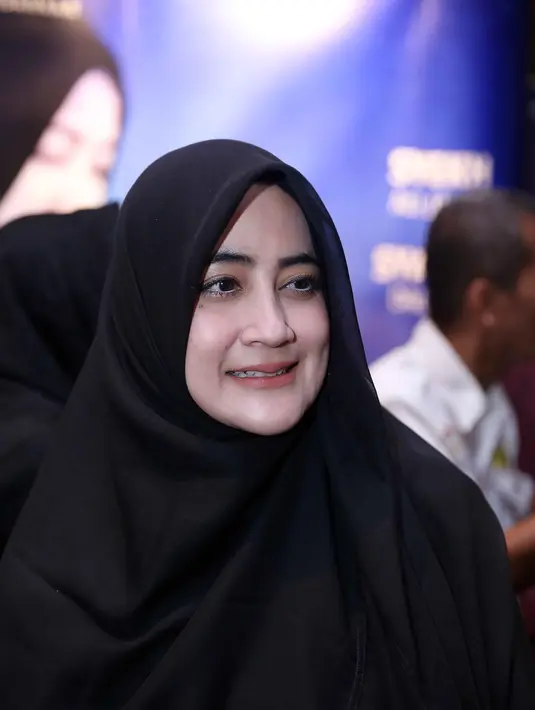 Selama ini, ia beranggapan bahwa ranah pribadi tidak perlu disebarkan pada publik. Saat ini, ia nyaman dengan predikat single parent. (Nurwahyunan/Bintang.com)