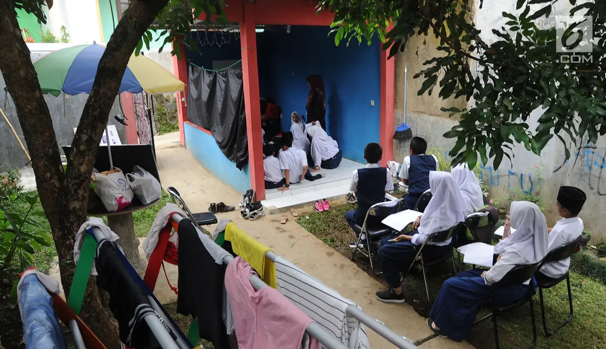 Siswa kelas 8 SMP 1 Cijeruk Terbuka belajar di halaman rumah warga di Kampung Cijeruk RT 002/005, Desa Palasari, Kabupaten Bogor, Jawa Barat, Senin (2/9/2019). Sebanyak 65 siswa kelas 7,8 dan 9 SMP Terbuka belajar sudah lebih dari sepekan belajar di tempat ini. (merdeka.com/Arie Basuki)