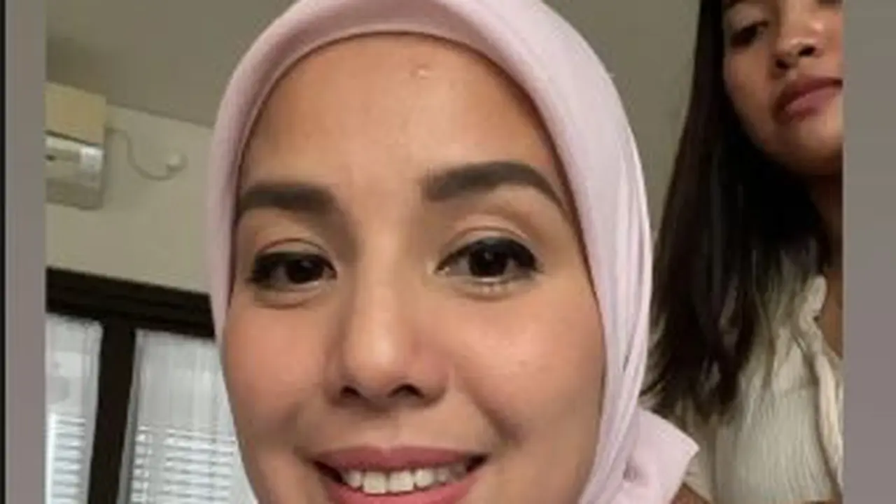 Mantap Berhijab, Ini 6 Potret Penampilan Terbaru Tya Ariestya