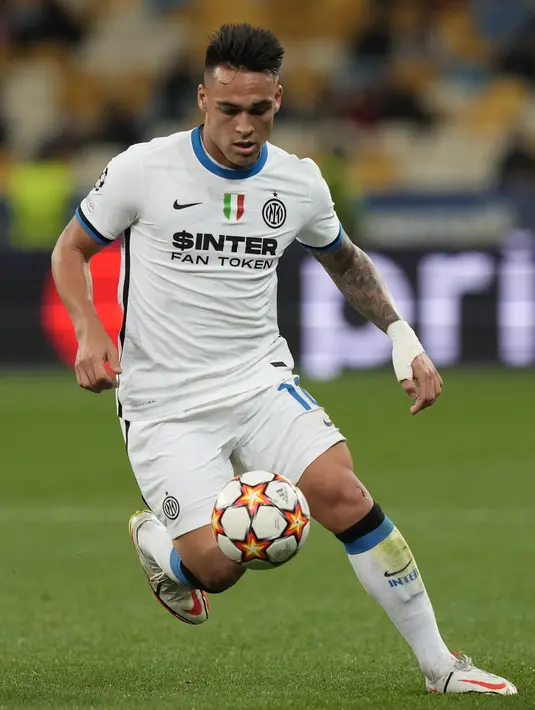 Penyerang Inter Milan, Lautaro Martinez mengontrol bola saat bertanding melawan Shakhtar Donetsk pada pertandingan grup D Liga Champions di Stadion Olimpiyskiy di Kyiv, Ukraina, Selasa (28/9/2021). Inter Milan bermain imbang Shakhtar Donetsk 0-0. (AP Photo/Efrem Lukatsky)