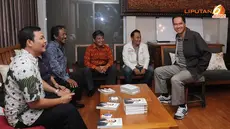 Tampak Gita dan para relawan sedang berdiskusi (Liputan6.com/Rini Suhartini).