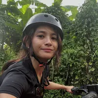 Liburan di Bali, Acha pun mencoba ATV. Ia tampil mengenakan t shirt hitam senada dengan helm nya. Wajahnya pun terlihat bare face.