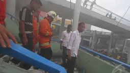Jokowi nekat menuju lantai II  tanpa menggunakan masker untuk melihat bekas Pasar Senen bagian belakang yang terbakar, Sabtu (26/4/2014) (Liputan6.com/Herman Zakharia).