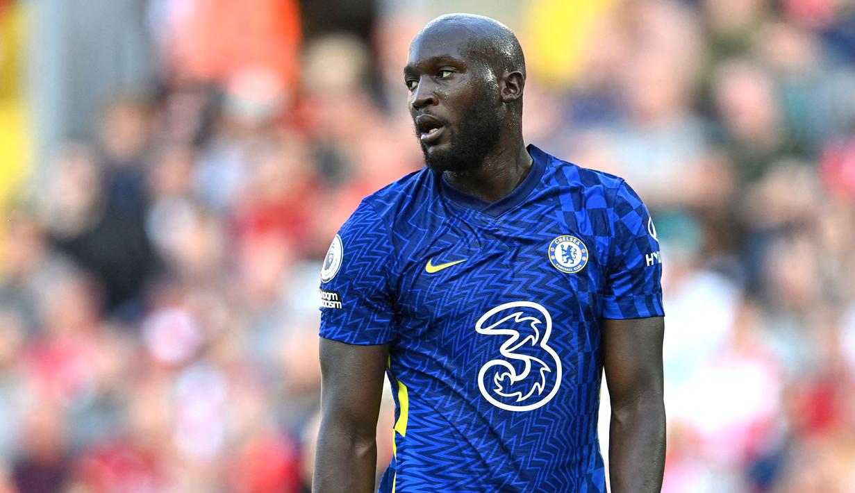 Romelu Lukaku saat ini sedang diperbincangkan usai pernyataannya dalam wawancara dengan Sky Sports Italia. Ia mengaku tak bahagia dengan keadaan di Chelsea dan ingin kembali ke Inter Milan. Dampaknya, Thomas Thucel langsung mencoret namanya dari daftar skuat saat menjamu Liverpool. (AFP/Paul Ellis)