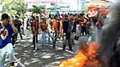 Sejumlah orang yang tergabung dalam Organisasi Kelompok Pemuda (OKP) di Cianjur, memblokade jalan utama di dalam kota. Mereka meminta ketua umumnya dibebaskan atau ditangguhkan penahanannya.