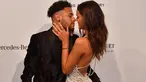 Pemain Paris Saint-Germain (PSG), Neymar dan kekasihnya yang juga model, Bruna Marquesine saling menatap mesra saat menghadiri The Foundation for AIDS Research (amfAR) Gala di Sao Paulo, Brasil, Jumat (13/4). (NELSON ALMEIDA/AFP)