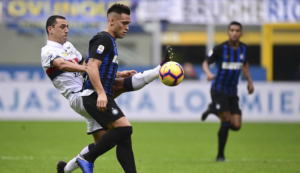Striker Inter Milan, Lautaro Martinez, berebut bola dengan gelandang Genoa, Romulo, pada laga Serie A Italia di Stadion San Siro, Milan, Sabtu (3/11). Inter menang 5-0 atas Cagliari. (AFP/Miguel Medina)