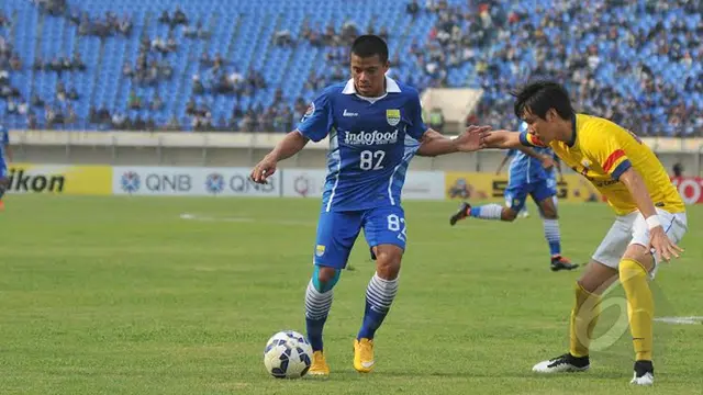 Penyerang Persib Bandung Tantan saat duel dengan pemain Kitchee