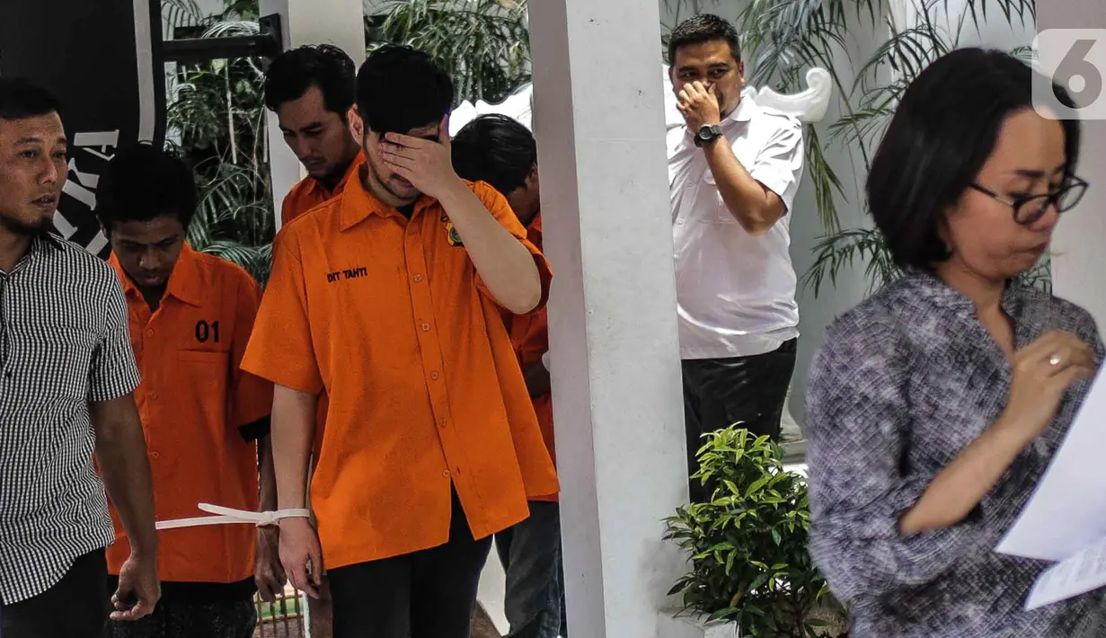 Pedangdut Septyan Arochman alias Daffa bersama tersangka lain dihadirkan dalam rilis narkoba di Ditresnarkoba Polda Metro Jaya, Senin (7/10/2019). Daffa ditangkap di wilayah Tanah Abang, pada Sabtu (5/10) dini hari dengan barang bukti satu bungkus sabu seberat 0,73 gram. (Liputan6.com/Faizal Fanani)