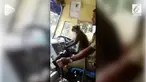 Sebuah video viral menunjukkan aksi monyet 'menyetir' bus layaknya manusia. Bus tujuan Devanagari-Bharamasagara itu membawa beberapa penumpang.