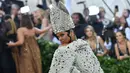 Penyanyi Rihanna menghadiri pagelaran Met Gala 2018 di Museum Seni Metropolitan New York, Senin (7/5). Kali ini Rihanna mengenakan busana layaknya Paus di Katedral rancangan John Galliano dari Maison Margiela Artisanal. (Angela WEISS / AFP)