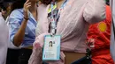 Model Bella Hadid berpose sebelum mononton perlombaan Formula Satu, di arena pacuan kuda Monaco, di Monaco, (27/5). (AP Photo / Luca Bruno)