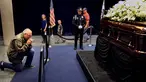 Pengunjung Steven Leslie berdoa di depan peti mati mantan Ibu Negara Nancy Reagan di Perpustakaan Kepresidenan Ronald Reagan, Simi Valley, California (9/3). Nancy Davis Reagan lahir 6 Juli 1921 di New York City. (REUTERS/Wally Skalij)
