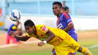 Pemain Sriwijaya FC, Wildansyah (kuning), jatuh bangun menghalau serangan PSGC.SFC hanya mampu menang tipis, skor 1-0 atas PSGC. (Bola.com/Kevin Setiawan)