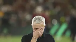 Pelatih AS Roma Jose Mourinho mengusap matanya setelah memenangkan partai final Liga Konferensi Eropa UECL musim 2021-222 melawan Feyenoord di Arena Kombetare, Tirana, Albania, Kamis (26/5/2022) dini hari WIB. Jose Mourinho menjadi pelatih pertama yang menyabet kompetisi mayor Eropa dengan empat tim berbeda. (AP Photo/Franc Zhurda)