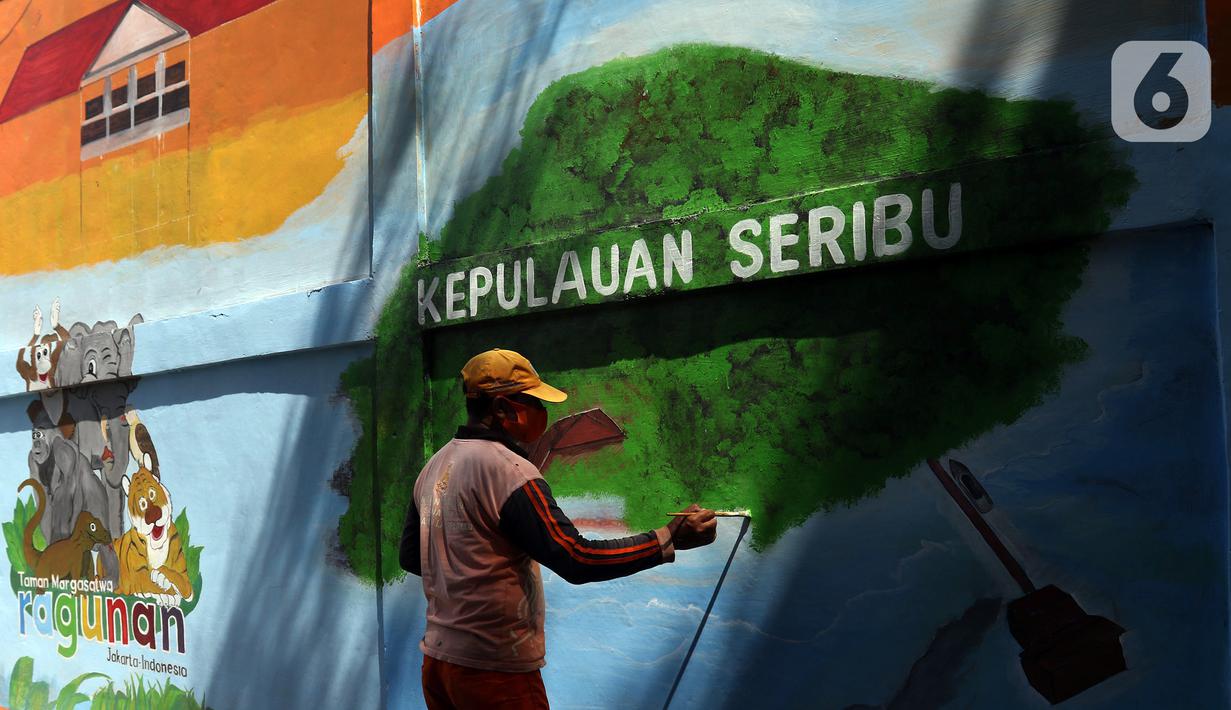Pekerja menyelesaikan pembuatan mural Kota Jakarta di Tanah Kusir, Kebayoran Lama, Jakarta, Jumat (26/11/2021). Mural tersebut bertujuan sebagai media edukasi masyarakat serta menghias jalan tersebut. (Liputan6.com/Herman Zakharia)