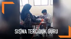 Seorang siswa yang tengah asyik bermain ponsel di kelas terkejut bukan main saat terciduk sang guru. Reaksi yang muncul dari siswa ini pun membuat teman-teman sekelasnya tertawa.