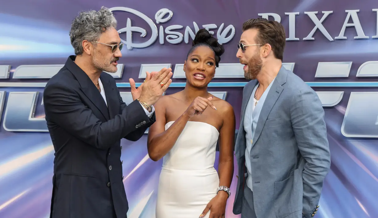 Chris Evans (kanan), Keke Palmer (tengah), dan Taika Waititi (kiri) berpose di depan fotografer saat tiba untuk pemutaran perdana film 'Lightyear' di London, Inggris, 13 Juni 2022. (Photo by Vianney Le Caer/Invision/AP)