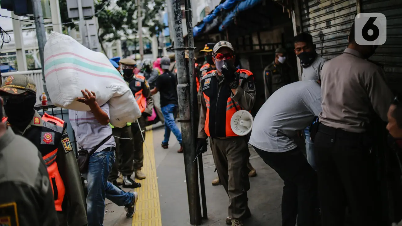FOTO: PSBB Diperpanjang, PKL Tanah Abang Kembali Ditertibkan