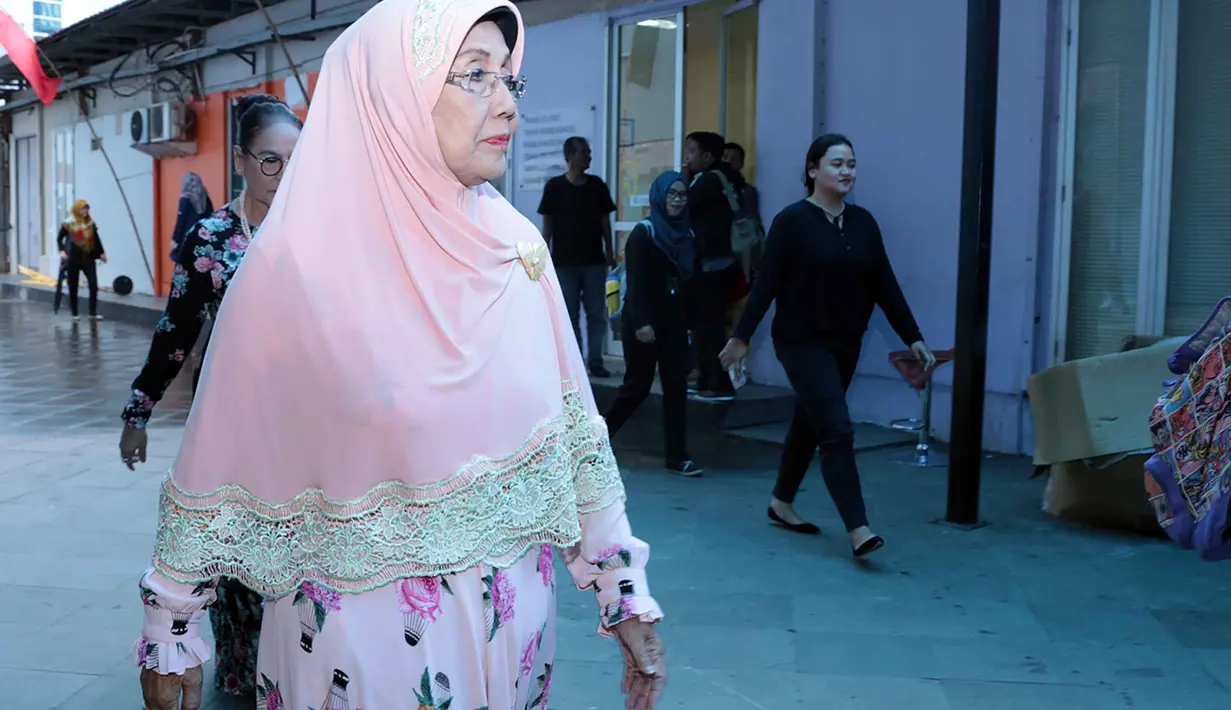 Nani Wijaya dan Ajip Rosidi kini tengah hangat dibicarakan di masyarakat terkait dengan rencana pernikahan mereka. Bukan sekedar rumor, rencana itu memang benar akan berlangsung. (Deki Prayoga/Bintang.com)