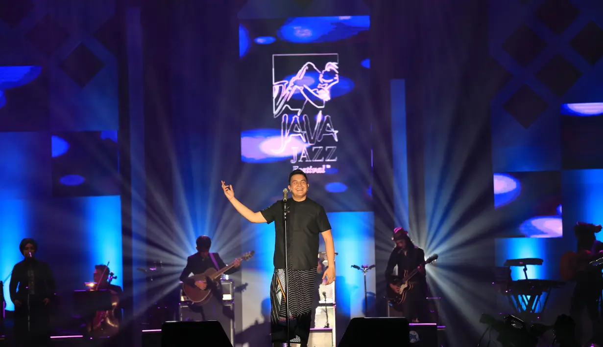 Pelantun lagu Sepatu itu tampil hari pertama JJF dengan suguhan istimewa. Tulus tampil di Hall D2 memberikan kejutan istimewa pada penggemarnya dengan bernyanyi keroncong. Ia merupakan kali pertamanya. (Adrian Putra/Bintang.com)