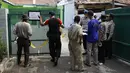Kepolisian tertibkan 12 rumah dinas perwira tinggi Polri di Jl. Wijaya XV, Kebayoran Baru, Jakarta, Selasa (15/9/2015). Penertiban dilakukan karena 12 rumah tersebut sudah tidak ditempati oleh anggota aktif Kepolisian. (Liputan6.com/Yoppy Renato)
