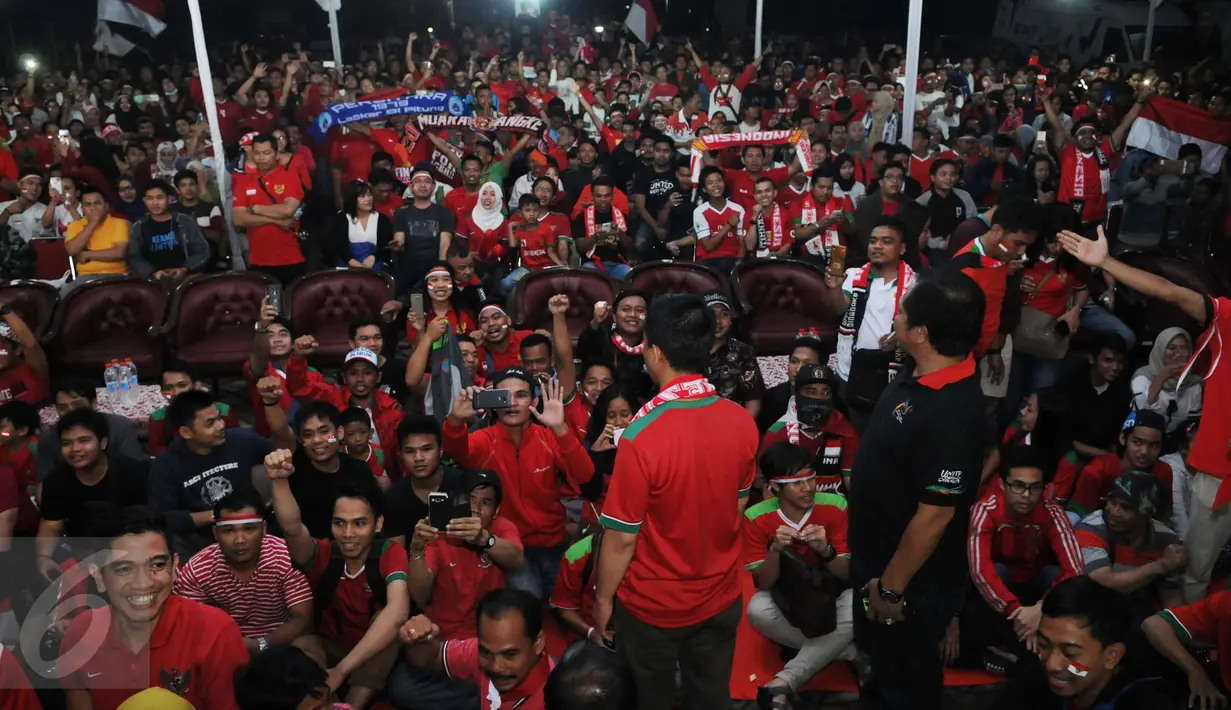 Suasana nonton bareng Final Piala AFF 2016 di Kemenpora, Jakarta, (17/12). Final tersebut mempertemukan Indonesia dengan Thailand. (Liputan6.com/Gempur M Surya)