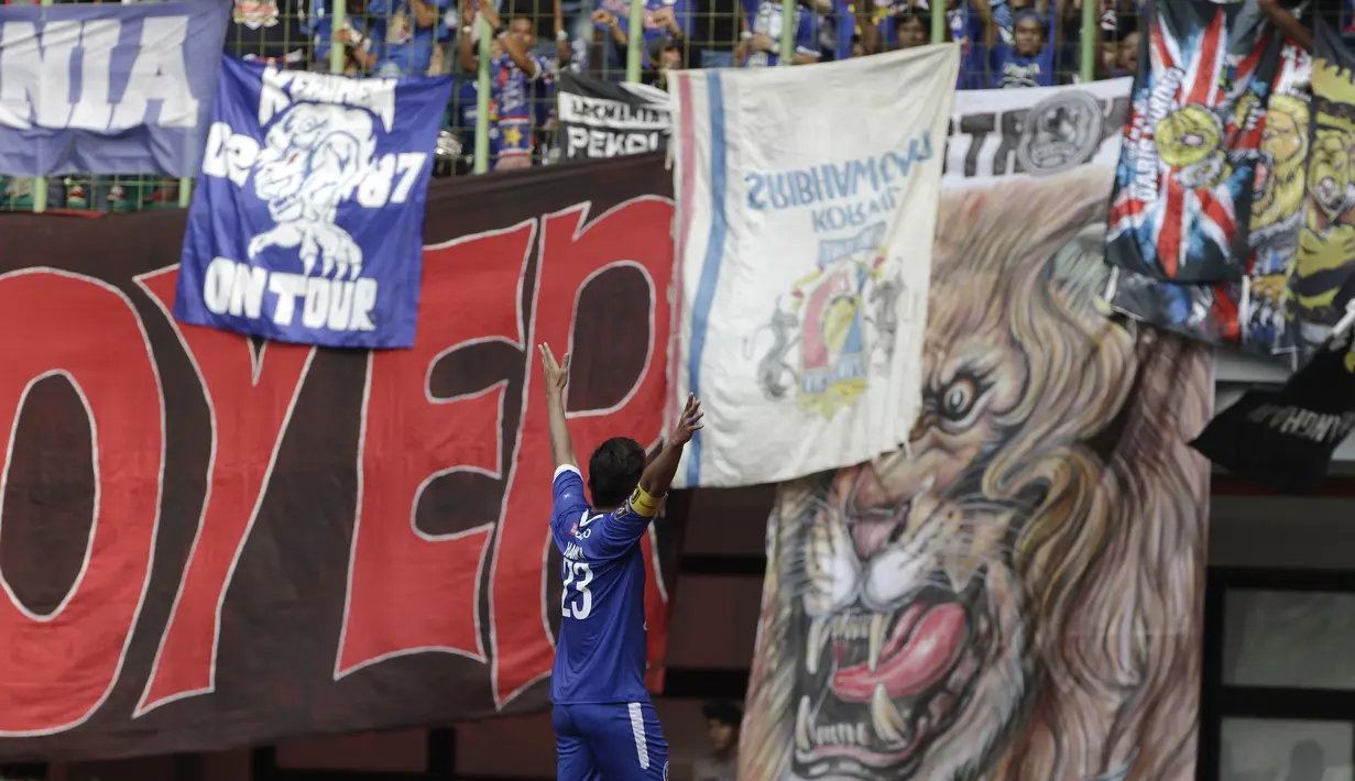 Bek Arema FC, Hamka Hamzah, merayakan gol yang dicetaknya ke gawang Bhayangkara FC pada laga perempat final Piala Presiden 2019 di Stadion Patriot, Bekasi, Sabtu (30/3). Bhayangkara kalah 0-4 dari Arema. (Bola.com/Yoppy Renato)